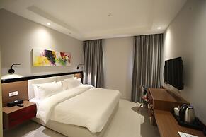 The Ray Hotel & Studios