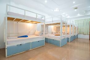 Golden Ganesha Villa - Hostel