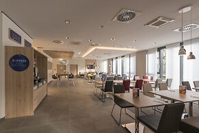 Holiday Inn Express Wuppertal - Hauptbahnhof, an IHG Hotel