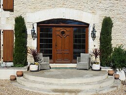 Moulin du Fontcourt Riverside Apartment