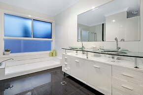 Sunrise Executive 5 Bedroom Home