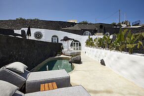 Theano Cave Suites & Villas