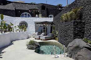 Theano Cave Suites & Villas