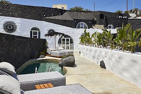 Theano Cave Suites & Villas