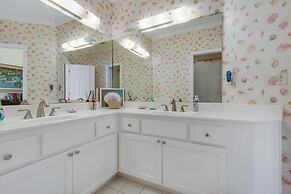 Jen's Creole 4 Bedroom Townhouse by RedAwning