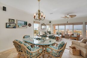 Jen's Creole 4 Bedroom Townhouse by RedAwning