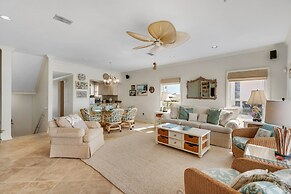 Jen's Creole 4 Bedroom Townhouse by RedAwning