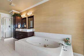 Jen's Creole 4 Bedroom Townhouse by RedAwning