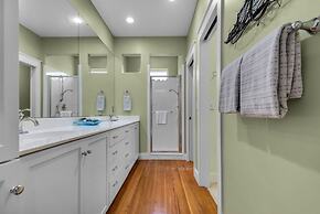 Sea Side 4 Bedroom Townhouse by RedAwning