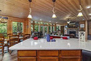 A To Remember - 5 Bedrooms, 5 Baths, Sleeps 18 Cabin by RedAwning