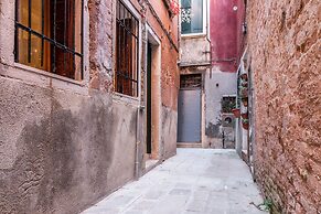 Bragora 3524 Between S. Marco & Biennale