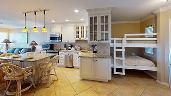 Seascape 2113 2 Bedroom Condo by RedAwning
