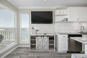 Seascape 1304 Studio Bedroom Condo by RedAwning