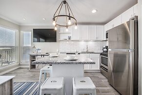 Seascape 1304 Studio Bedroom Condo by RedAwning