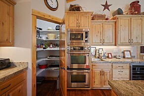 5 Vine Maple 6 Bedroom Home by Redawning