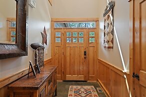 5 Vine Maple 6 Bedroom Home by Redawning