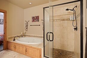 5 Vine Maple 6 Bedroom Home by Redawning