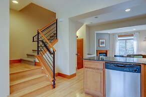 Spacious B2 Townhome with Fireplace and BBQ on the Deck by RedAwning