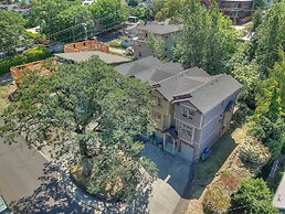 Spacious B2 Townhome with Fireplace and BBQ on the Deck by RedAwning