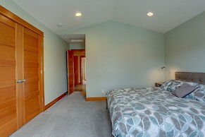 Spacious B2 Townhome with Fireplace and BBQ on the Deck by RedAwning