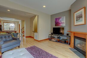 Spacious B2 Townhome with Fireplace and BBQ on the Deck by RedAwning