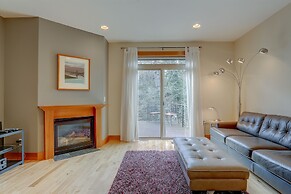 Spacious B2 Townhome with Fireplace and BBQ on the Deck by RedAwning