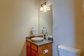 Spacious B2 Townhome with Fireplace and BBQ on the Deck by RedAwning