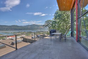 Alizes Modern Home With Views of the Columbia River Gorge by Redawning