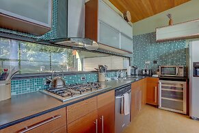 Alizes Modern Home with Views of the Columbia River Gorge by RedAwning