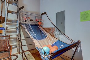 22 Rogue Home with Private Hot Tub, BBQ, and Game Room by RedAwning