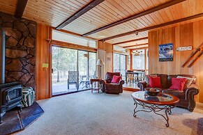 22 Rogue Home with Private Hot Tub, BBQ, and Game Room by RedAwning