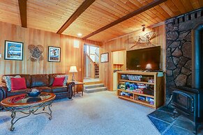 22 Rogue Home with Private Hot Tub, BBQ, and Game Room by RedAwning