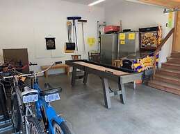 22 Rogue Home with Private Hot Tub, BBQ, and Game Room by RedAwning