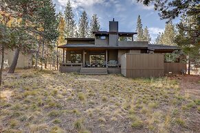 22 Rogue Home with Private Hot Tub, BBQ, and Game Room by RedAwning