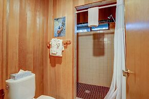 22 Rogue Home with Private Hot Tub, BBQ, and Game Room by RedAwning