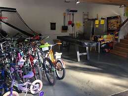 22 Rogue Home with Private Hot Tub, BBQ, and Game Room by RedAwning