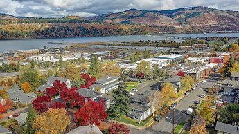 15 Lodge Condo with Hood River Bridge View by RedAwning
