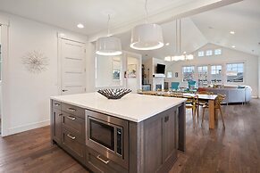 Pet-Friendly Cairn Home features Private Hot Tub and Fire Pit on the B