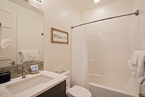 Pet-Friendly Cairn Home features Private Hot Tub and Fire Pit on the B