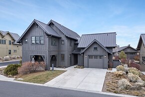 Pet-Friendly Cairn Home features Private Hot Tub and Fire Pit on the B