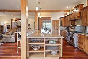 Drake Park 3 Bedroom Home by RedAwning