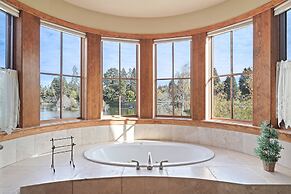 Drake Park 3 Bedroom Home by RedAwning