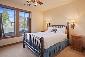 Drake Park 3 Bedroom Home by RedAwning