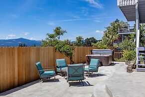 Grandview 3 Bedroom Home by RedAwning