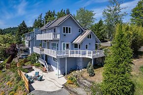 Grandview 3 Bedroom Home by RedAwning