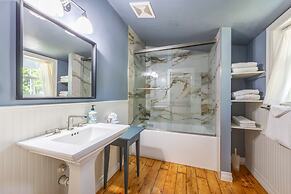 Grandview 3 Bedroom Home by RedAwning