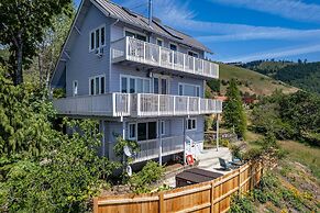 Grandview 3 Bedroom Home by RedAwning