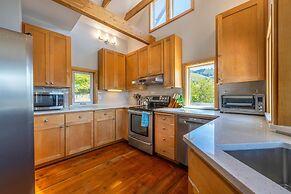 Grandview 3 Bedroom Home by RedAwning