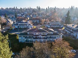 Lodge 27 Roomy Condo with Gear Storage Onsite by RedAwning