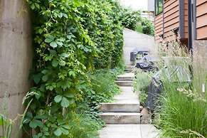 Bridge View Loft 3 Bedroom Condo by RedAwning